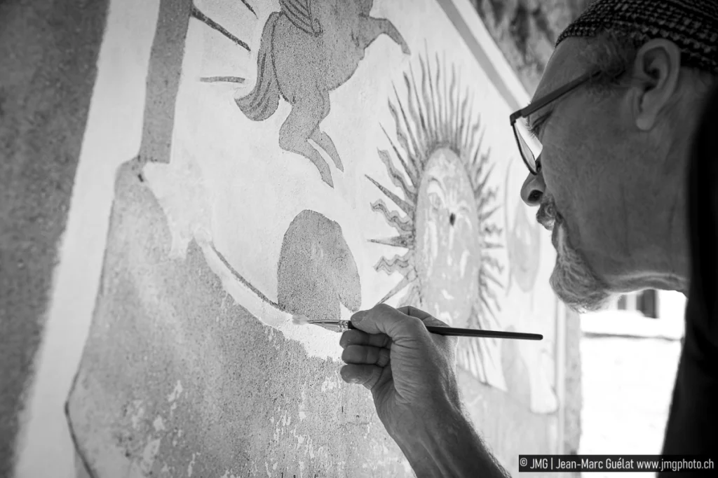 Didier Cottier peignant une fresque