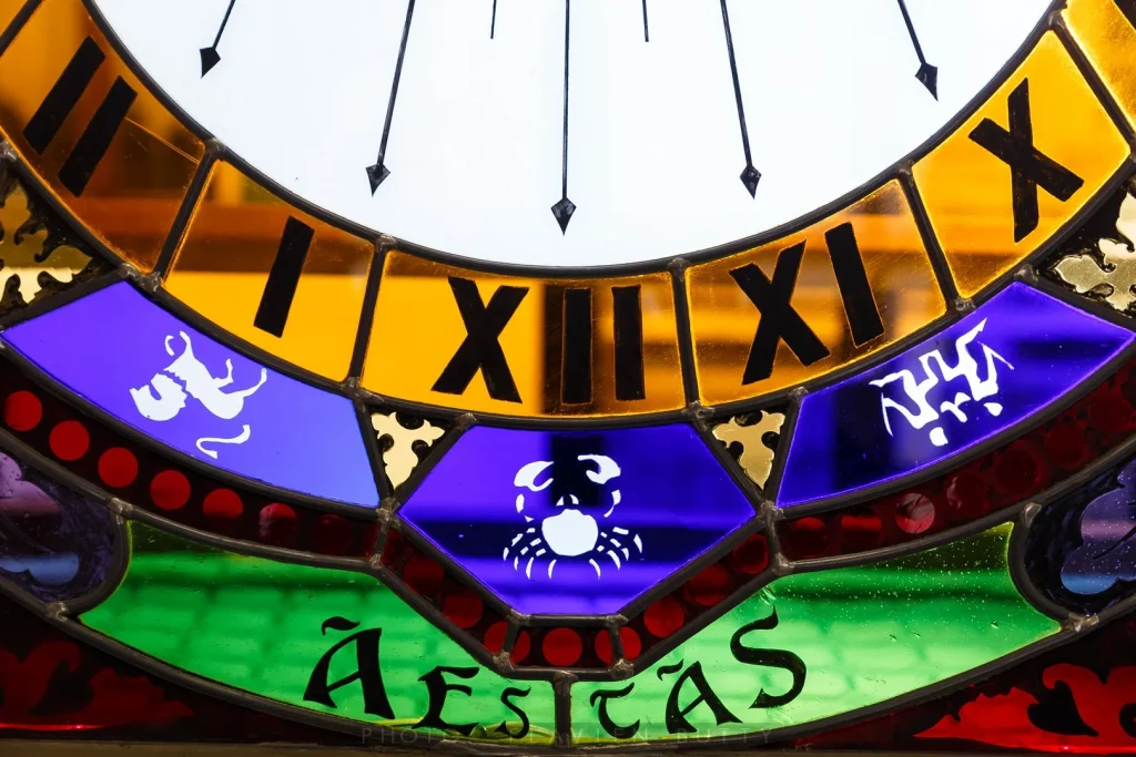 Vitraux, couleur Bleu, jaune, rouge, vert, transparent